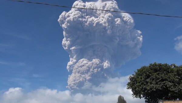 Многометровый столб дыма и пепел: извержение вулкана Синабунг в Индонезии