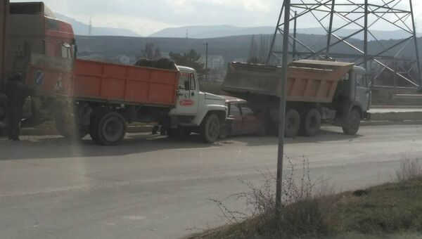 ДТП с участием трех грузовиков и легкового авто в Севастополе