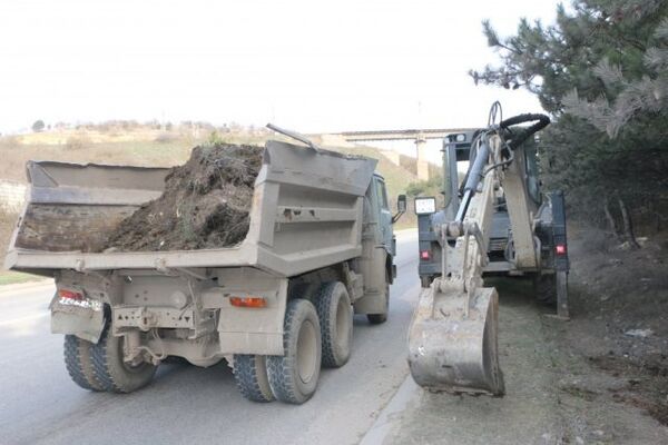 Очистка от грязи и бытового мусора водоотводных лотков и водопропускных труб на дорогах регионального значения в Севастополе Очистка от грязи и бытового мусора водоотводных лотков и водопропускных труб на дорогах регионального значения в Севастополе