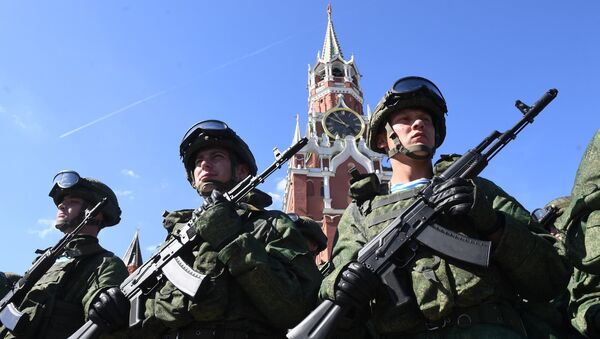 Военнослужащие на Красной площади в Москве.