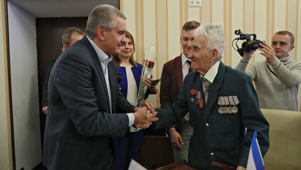 Глава Республики Крым Сергей Аксенов и ветеран Великой Отечественной войны Петр Олейник