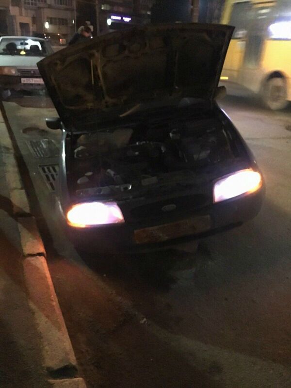 В центре Симферополя машина провалилась в ливневку