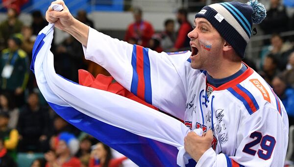 Российский болельщик радуется заброшенной шайбе в финальном матче Россия - Германия по хоккею среди мужчин на XXIII зимних Олимпийских играх.