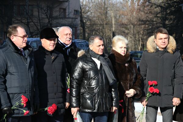 В Симферополе почтили память погибших на митинге 26 февраля 2014 года В Симферополе почтили память погибших на митинге 26 февраля 2014 года
