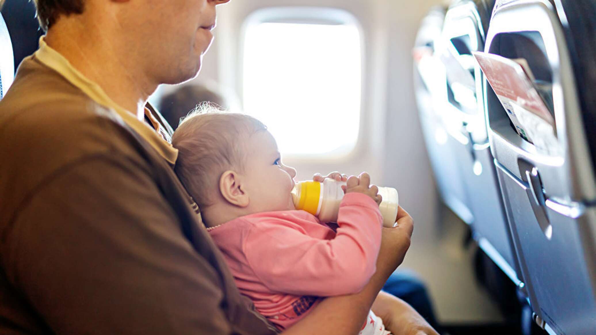 Самолет с маленьким ребенком. Самолет для детей. Путешествие на самолете для детей. Путешествие с младенцем в самолете. Путешествие на самолете с грудным ребенком.