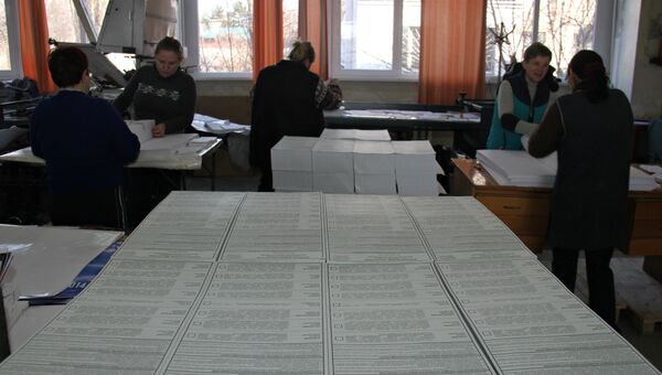 Сотрудники типографии Таврида запечатывают готовые бюллетени