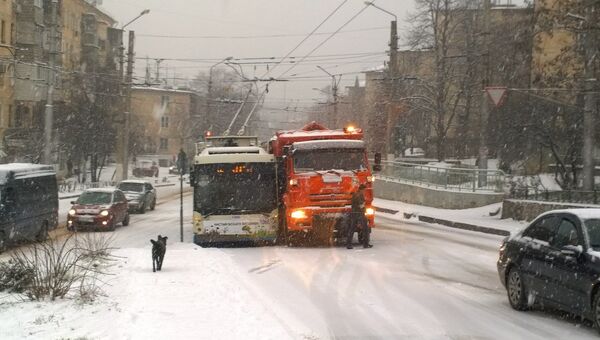 Снегоуборочная машина столкнулась с троллейбусом в Севастополе. 27 февраля 2018