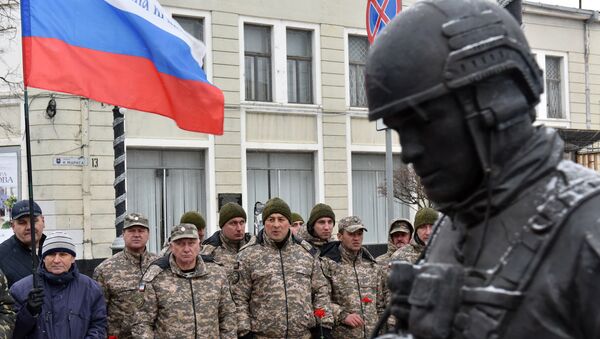 Участники народного ополчения Крыма возложили цветы к памятнику Вежливым людям в Симферополе
