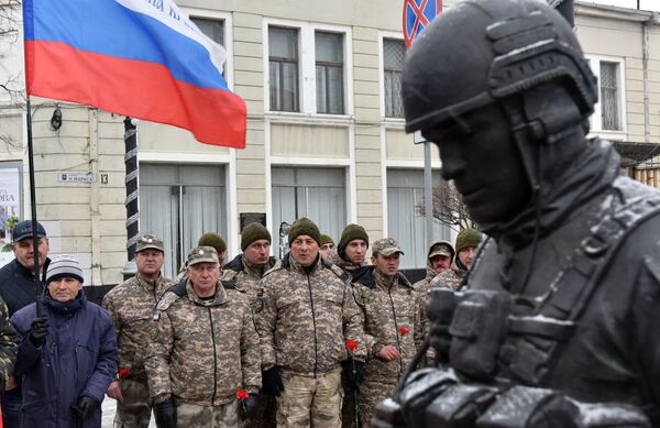 Участники народного ополчения Крыма возложили цветы к памятнику Вежливым людям в Симферополе Участники народного ополчения Крыма возложили цветы к памятнику Вежливым людям в Симферополе