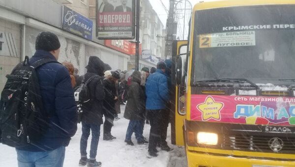 Люди на остановках общественного транспорта в Симферополе. 1 марта 2018