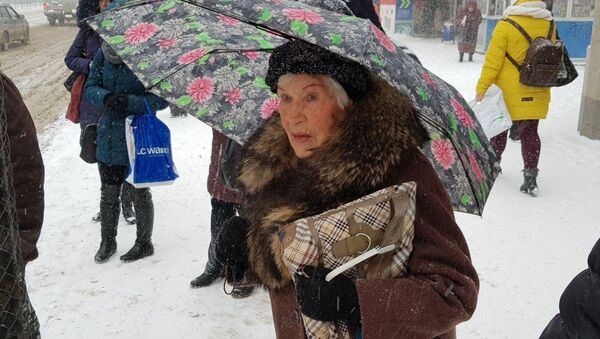 Жители Симферополя встречают первый день весны. Снегопад 1 марта 2018