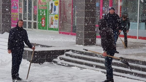 Жители Симферополя расчищают дорожки от снега. 1 марта 2018
