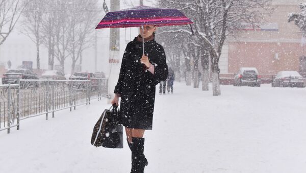 Девушка в Симферополе. Снег выпал в первый день весны