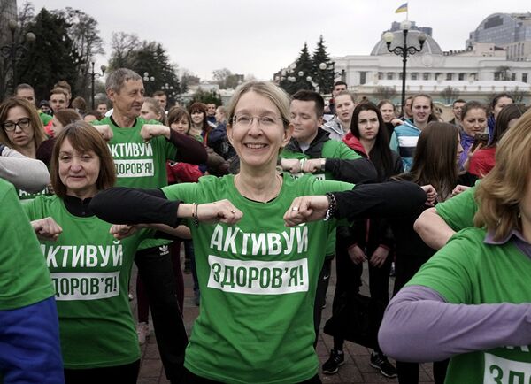 И.о. министра здравоохранения Украины Ульяна Супрун во время зарядки во Всемирный день здоровья в Киеве. 7 апреля 2017 И.о. министра здравоохранения Украины Ульяна Супрун во время зарядки во Всемирный день здоровья в Киеве. 7 апреля 2017