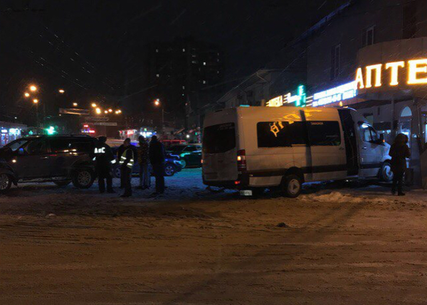 В Симферополе микроавтобус въехал в аптеку В Симферополе микроавтобус въехал в аптеку