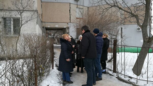 Место гибели женщины и ребенка в результате падения лифта в доме по ул. Балаклавская в Симферополе