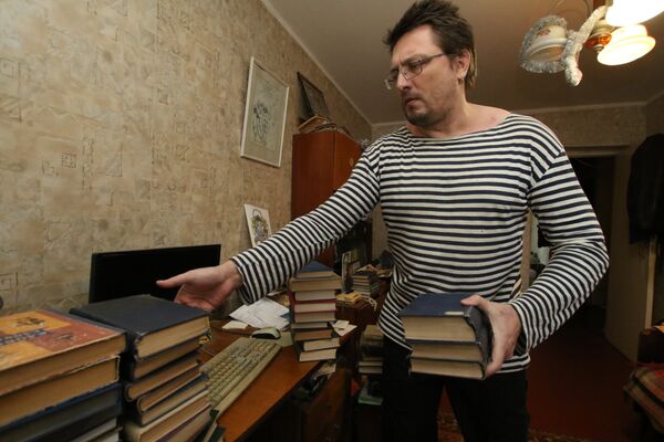 Николай Столицын демонстрирует книги, которые он прочитал с начала 2018 года Николай Столицын демонстрирует книги, которые он прочитал с начала 2018 года