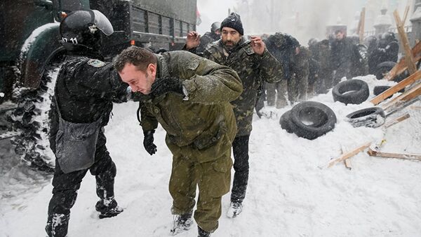 Правоохранители и протестующие во время столкновений у здания Верховной рады в Киеве. 3 марта 2018