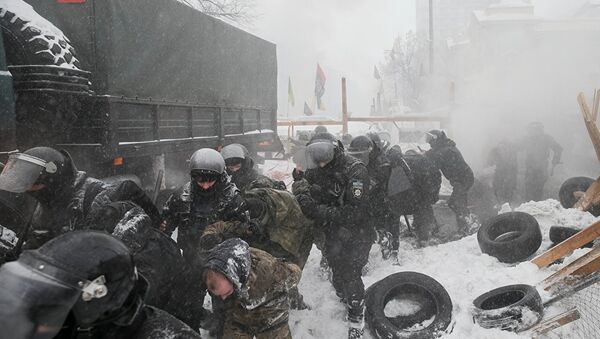 Сотрудники правоохранительных органов и митингующие во время столкновений у здания Верховной рады в Киеве. 3 марта 2018