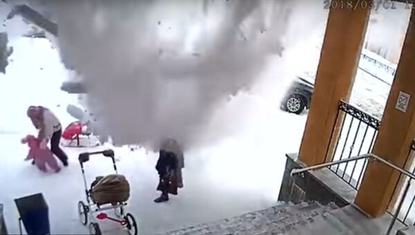 Скриншот с видео, как в Мурманске глыба снега упала на женщин и полуторогодовалого ребенка