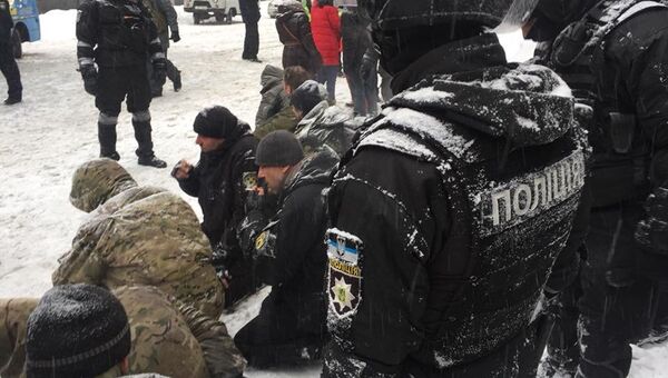 Митингующих у Верховной рады в Киеве силовики поставили на колени
