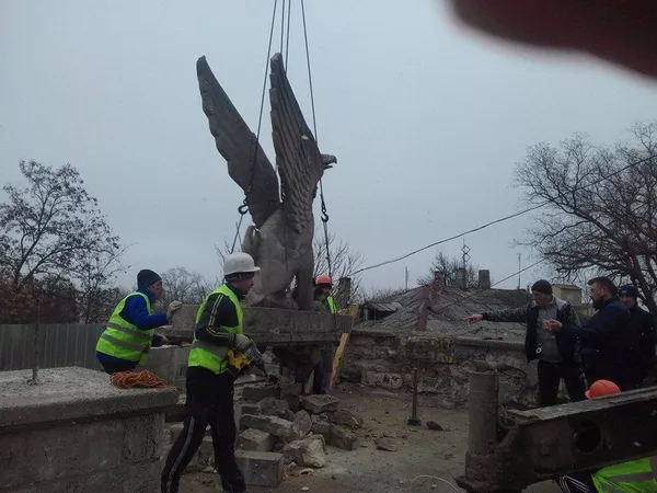 Грифонов, установленных на Митридатской лестнице в Керчи, отправляют на реконструкцию в лапидарий Грифонов, установленных на Митридатской лестнице в Керчи, отправляют на реконструкцию в лапидарий