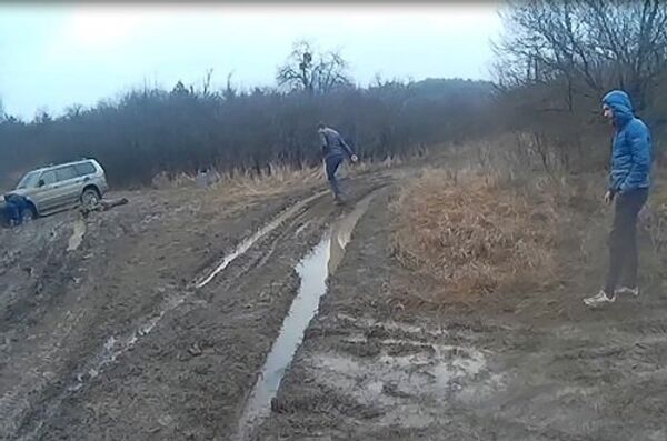 Внедорожник застрял в грязи на Симферопольском водохранилище Внедорожник застрял в грязи на Симферопольском водохранилище