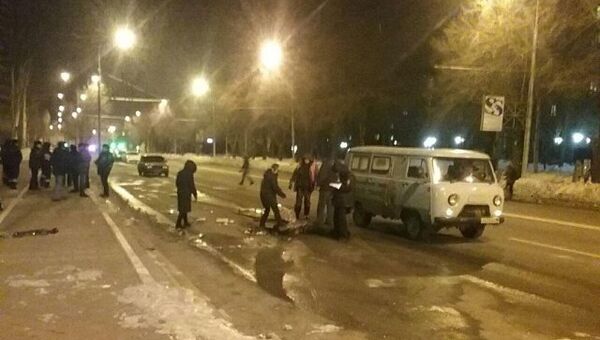 Последствия взрыва автомобиля в центре Донецка на улице Артема. 5 марта 2018