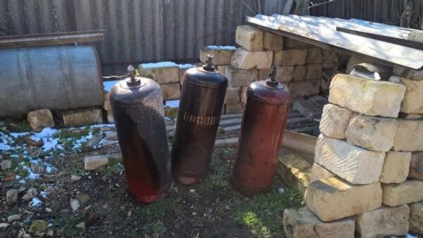 Газовые баллоны, поврежденные на пожаре в селе Золотое поле Кировского района Газовые баллоны, поврежденные на пожаре в селе Золотое поле Кировского района