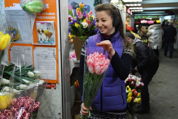 Продавец цветов в одном из столичных подземных переходов в Симферополе Продавец цветов в одном из столичных подземных переходов в Симферополе