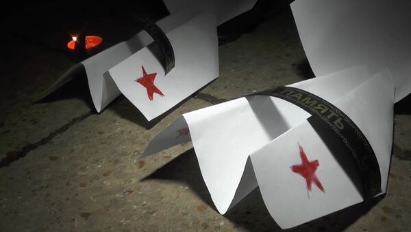 Свечи и бумажные самолеты: севастопольцы почтили память жертв крушения Ан-26