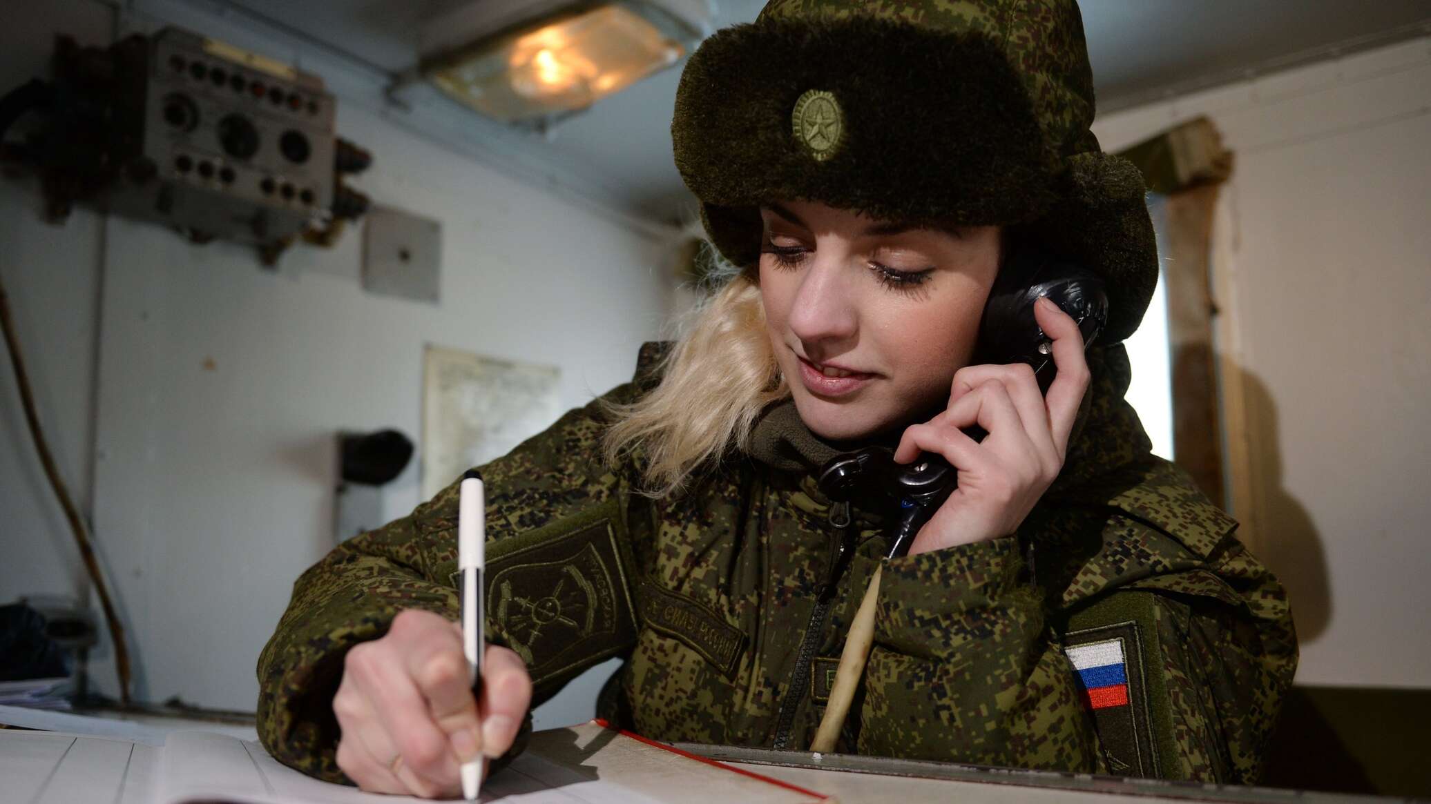 Сколько женщин служит. Женщины в армии. Женщины в армии России. Военные Связисты женщины. Женщины военнослужащие в России.