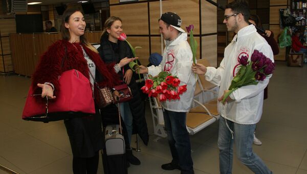 Волонтеры акции #ВамЛюбимые раздали тюльпаны женщинам в аэропорту Симферополь