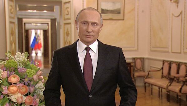 Путин поздравил россиянок с 8 марта и прочитал стихотворение