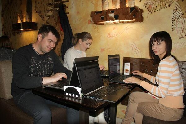 Сотрудники сайта РИА Новости Крым работают в кафе во время блэкаута