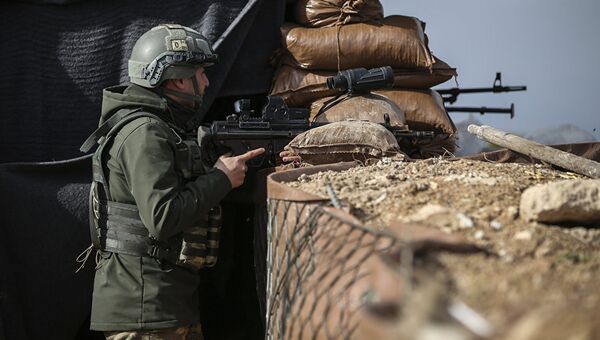 Военнослужащий турецкой армии на боевой позиции в сирийском Африне
