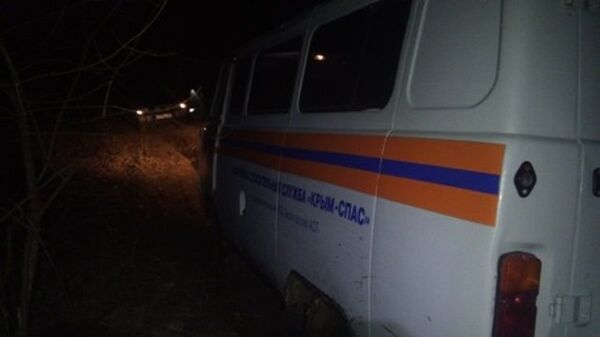 Эвакуация автомобиля Mitsubishi Pajero, который застрял в грязевой колее в Белогорском районе