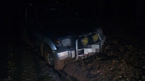Эвакуация автомобиля Mitsubishi Pajero, который застрял в грязевой колее в Белогорском районе