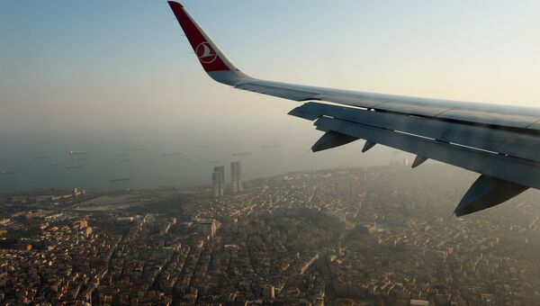 Вид Стамбула из иллюминатора самолета