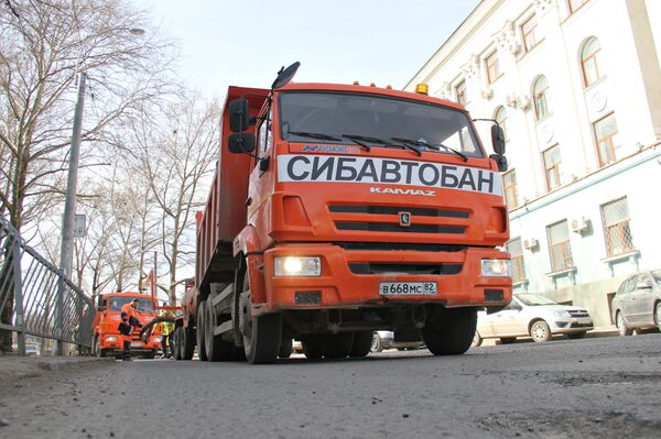 Техника компании Сибавтобан помогает в ямочном ремонте улиц Симферополя Техника компании Сибавтобан помогает в ямочном ремонте улиц Симферополя