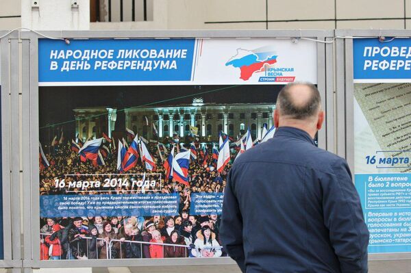 Пятый цикл выставки Крымская весна. Строим будущее на центральной площади Симферополя Пятый цикл выставки Крымская весна. Строим будущее на центральной площади Симферополя