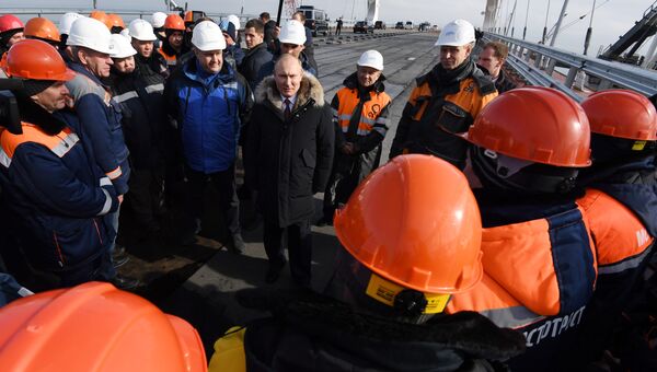 Президент России Владимир Путин пообщался со строителями на стройплощадке Крымского моста. 14 марта 2018