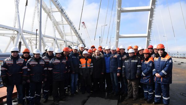 Президент России Владимир Путин со строителями на стройплощадке Крымского моста. 14 марта 2018