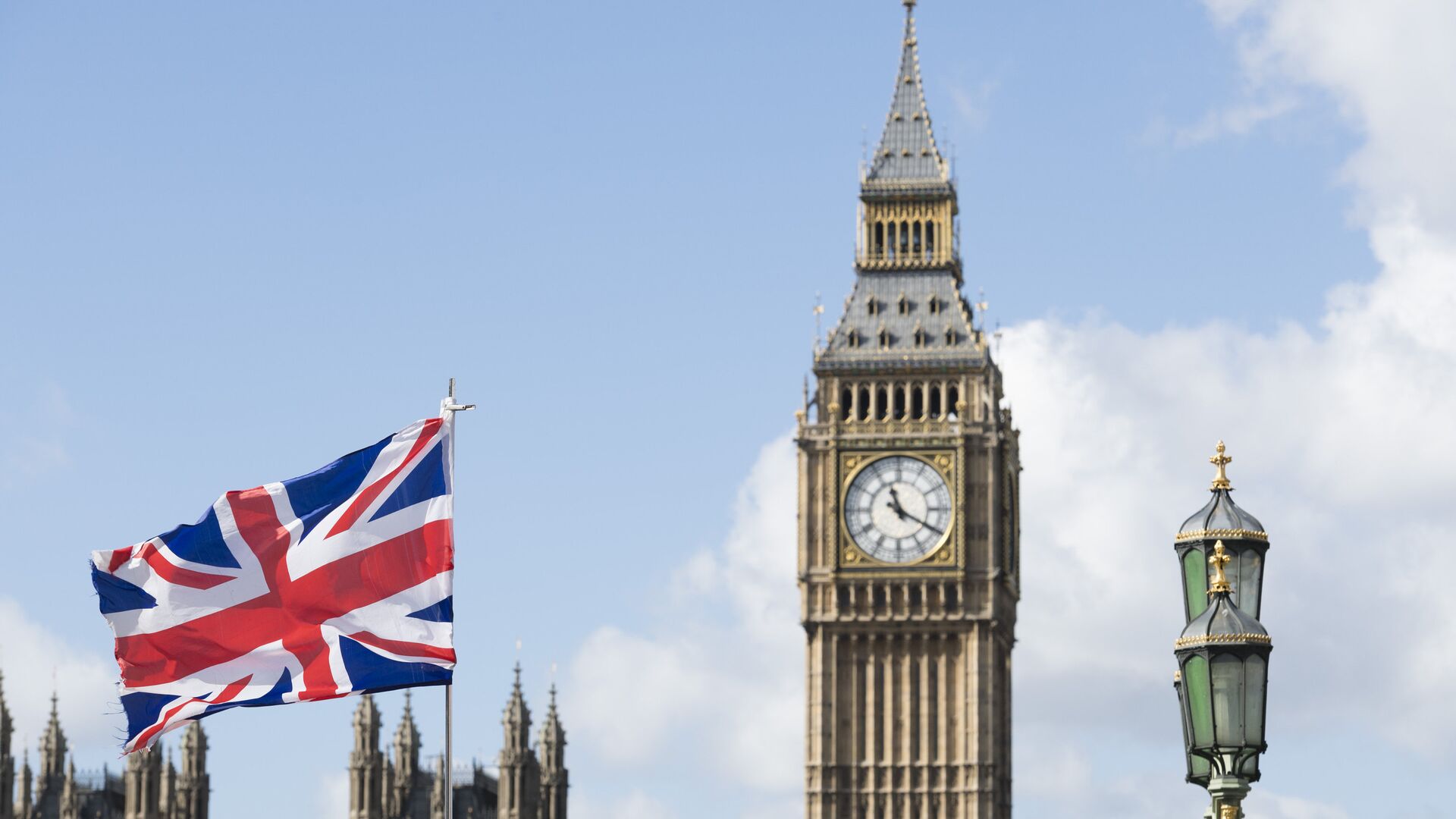 Флаг Великобритании на фоне Вестминстерского дворца в Лондоне - РИА Новости, 1920, 07.01.2021