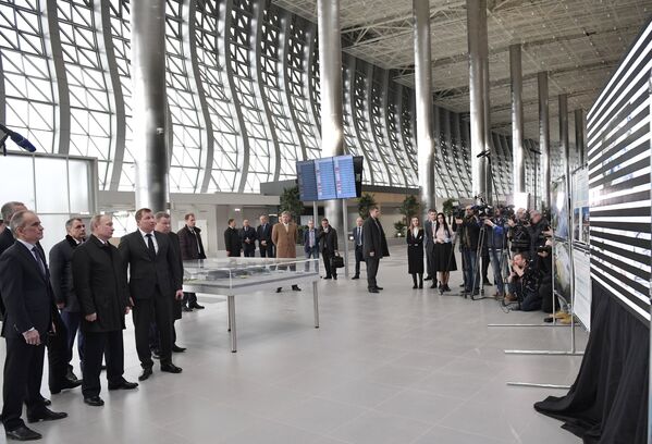 Президент РФ Владимир Путин во время осмотра нового аэровокзального комплекса международного аэропорта Симферополь