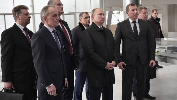 Президент РФ Владимир Путин во время осмотра нового аэровокзального комплекса международного аэропорта Симферополь