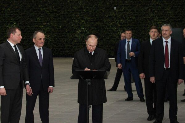 Президент России Владимир Путин оставил запись в книге почетных гостей нового аэропорта Симферополь
