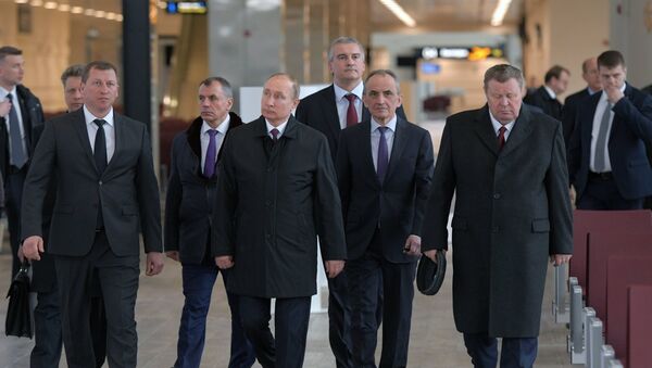 Президент РФ Владимир Путин во время осмотра нового аэровокзального комплекса международного аэропорта Симферополь