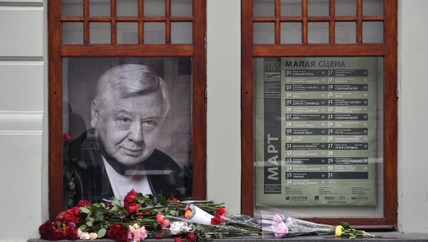 Цветы у портрета Олега Табакова возле главного входа в МХТ имени А.П. Чехова в Москве