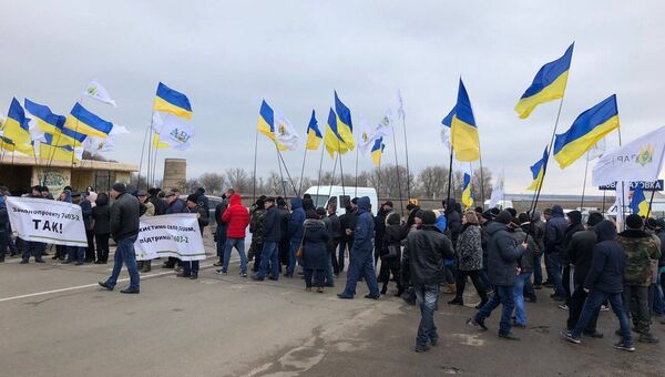 Украинские аграрии блокируют Одесскую трассу в Херсонской области